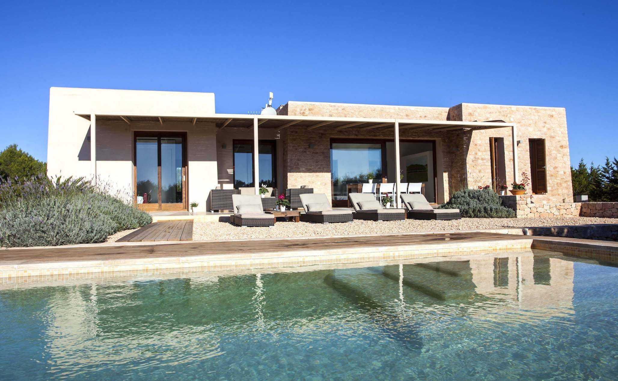 You are currently viewing Casa Laurel – ‘Bright family-friendly 4-bedroom villa located in Formentera.’