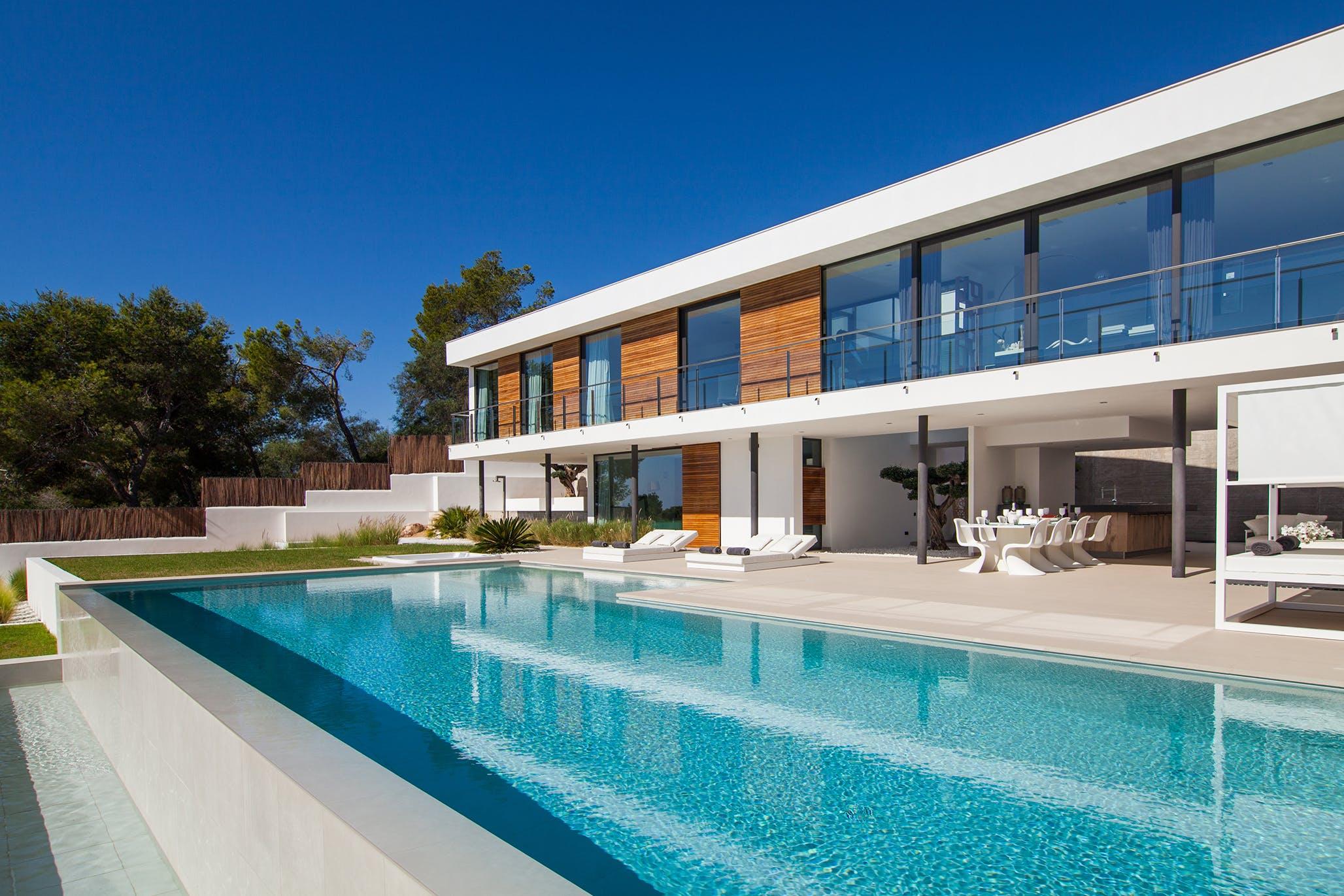 You are currently viewing Villa Emilio – ‘Super-sleek contemporary style on Ibiza’s glamorous south coast’