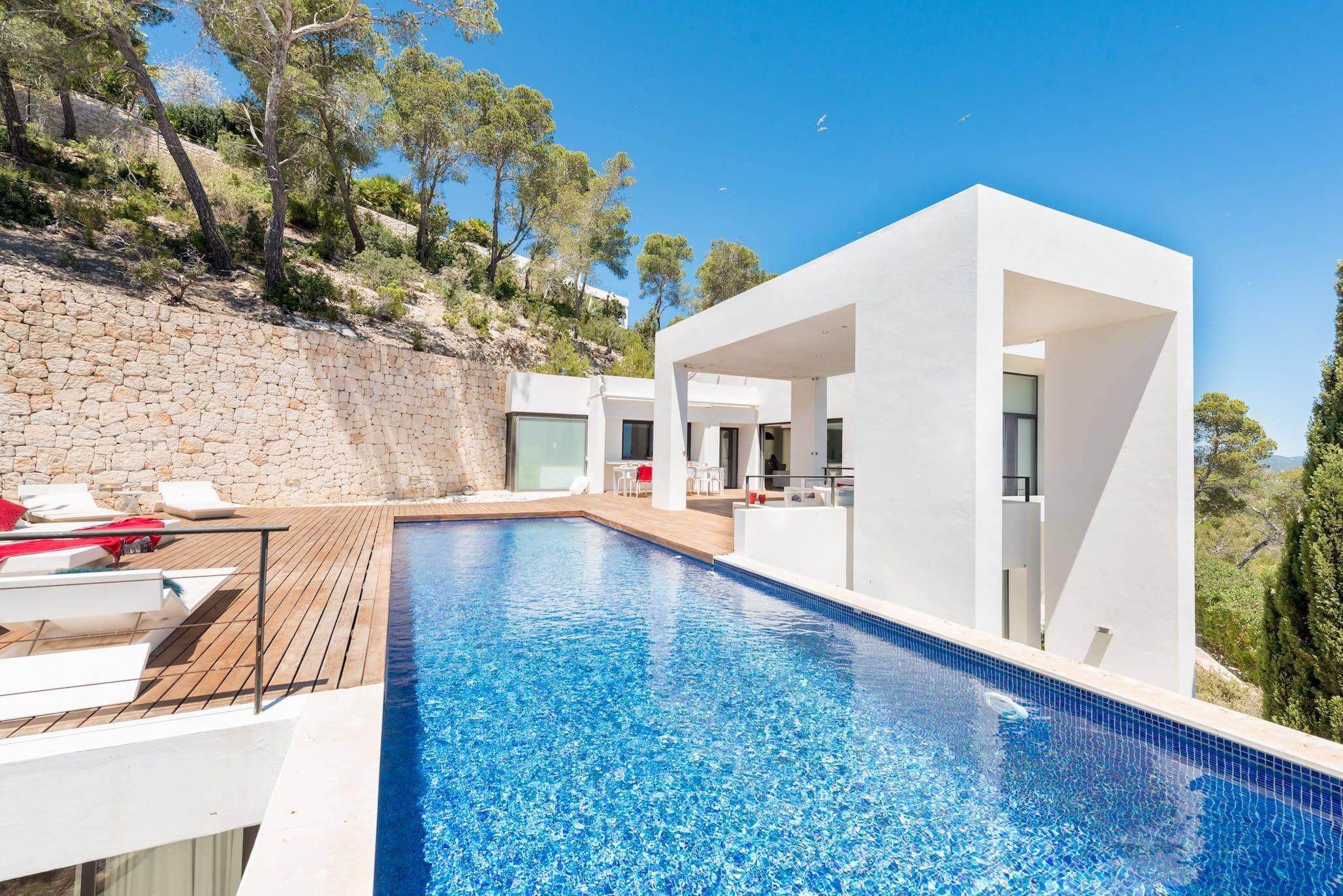 Read more about the article Vista Infinita “Impeccable modern property on Ibiza’s east coast.”